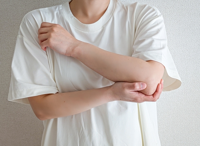 肘関節痛の痛みでお悩みの方へ｜原因と治療法を解説